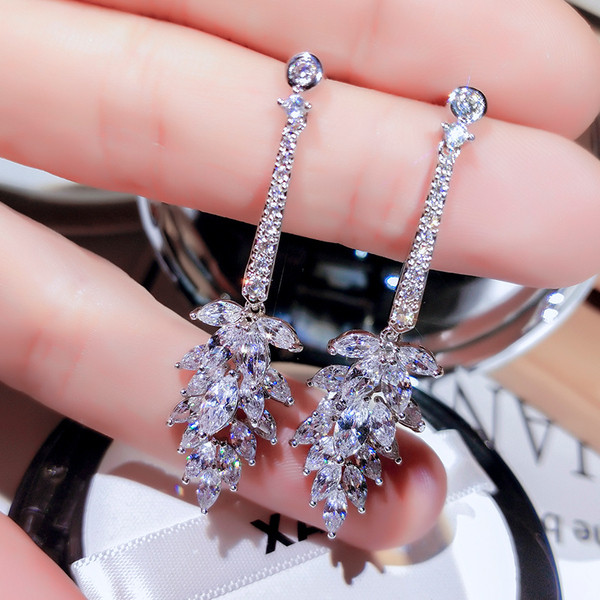 Eleganti sieviešu karājas auskari, kas pārklāti ar akmeņiem