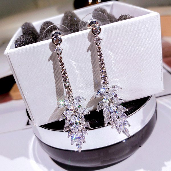 Eleganti sieviešu karājas auskari, kas pārklāti ar akmeņiem