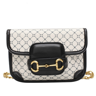 Stílusos női táska fém fogantyúval és csattal