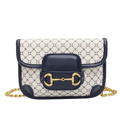 Stílusos női táska fém fogantyúval és csattal