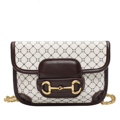 Stílusos női táska fém fogantyúval és csattal