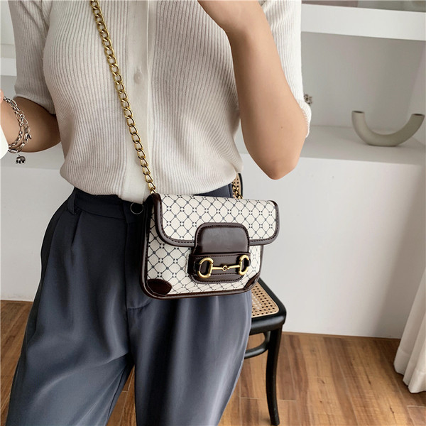 Stílusos női táska fém fogantyúval és csattal