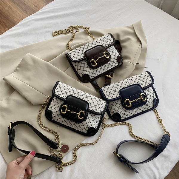 Stílusos női táska fém fogantyúval és csattal