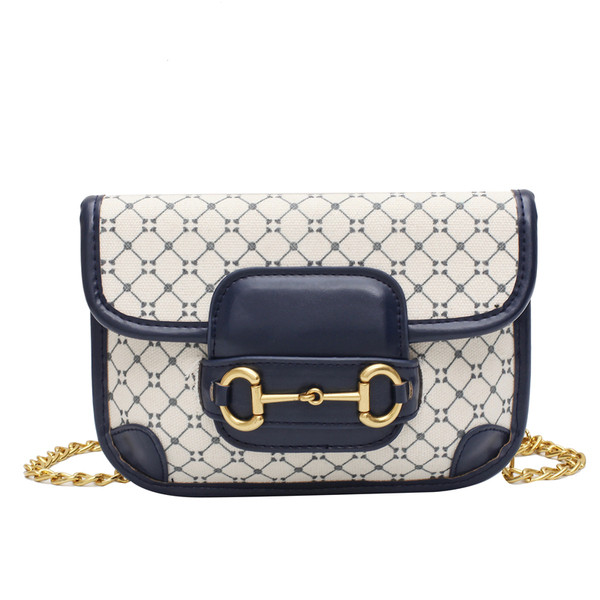 Stílusos női táska fém fogantyúval és csattal