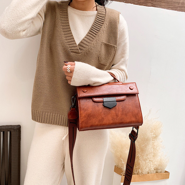 Sieviešu ikdienas soma no eko ādas vienkārša modeļa