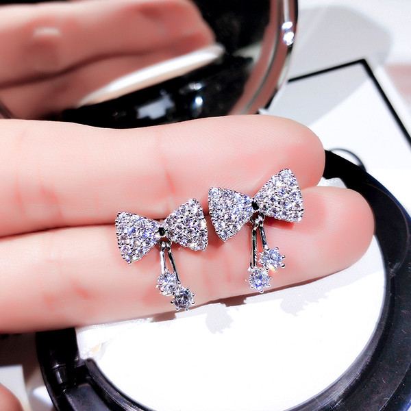 Elegáns női fülbevaló kövekkel díszített szalag formájú