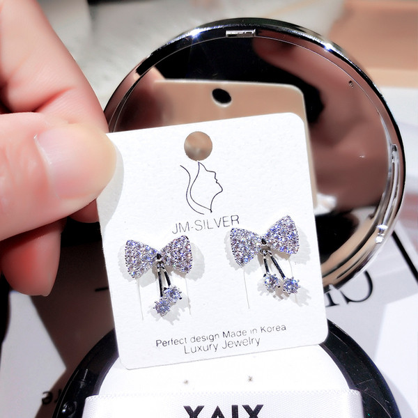 Elegáns női fülbevaló kövekkel díszített szalag formájú