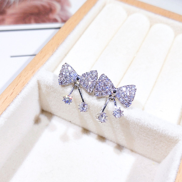 Elegáns női fülbevaló kövekkel díszített szalag formájú