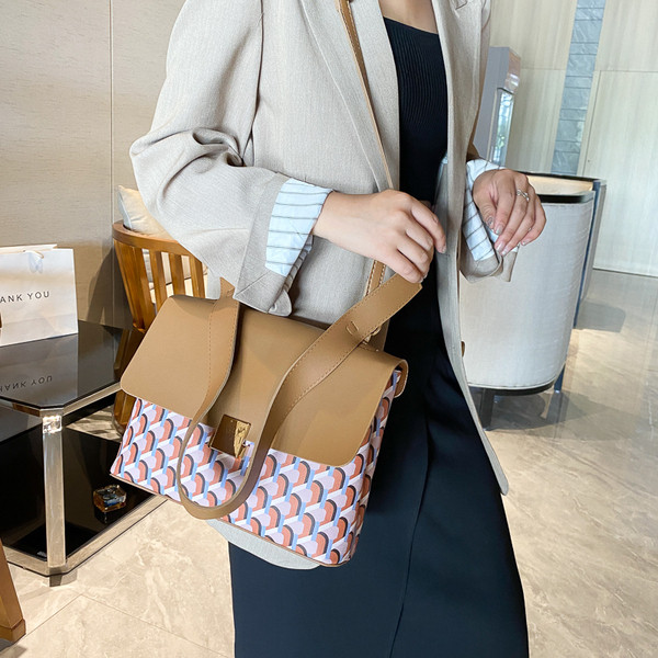 Praegune naiste koti lai lukuga mudel