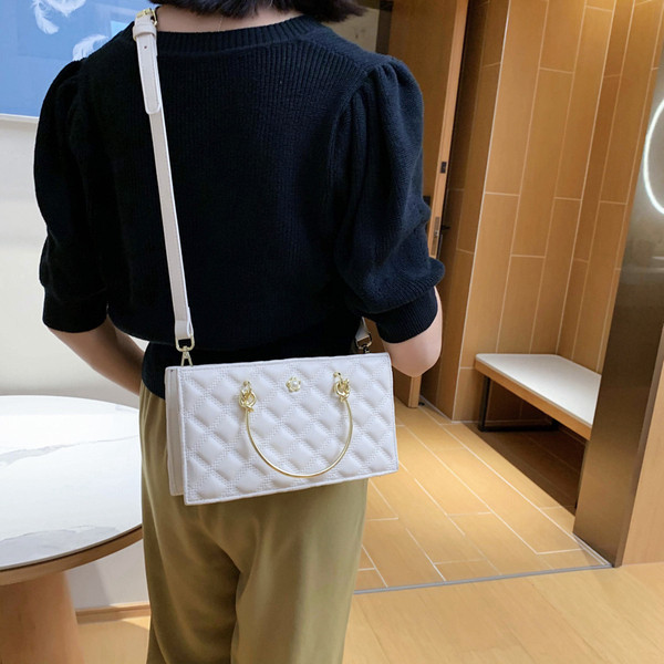 Stílusos női táska négyzet alakú, rövid és hosszú fogantyúval