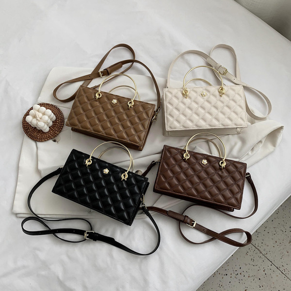 Stílusos női táska négyzet alakú, rövid és hosszú fogantyúval