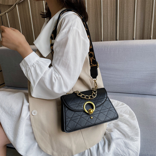 Stilīga sieviešu soma no eko ādas ar īsu rokturi un sprādzi