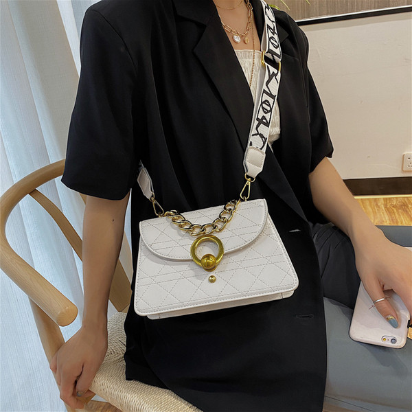 Stilīga sieviešu soma no eko ādas ar īsu rokturi un sprādzi