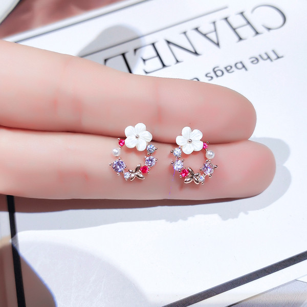 Kis női kerek fülbevaló virágos elemekkel