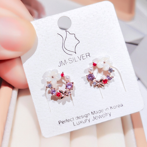 Kis női kerek fülbevaló virágos elemekkel