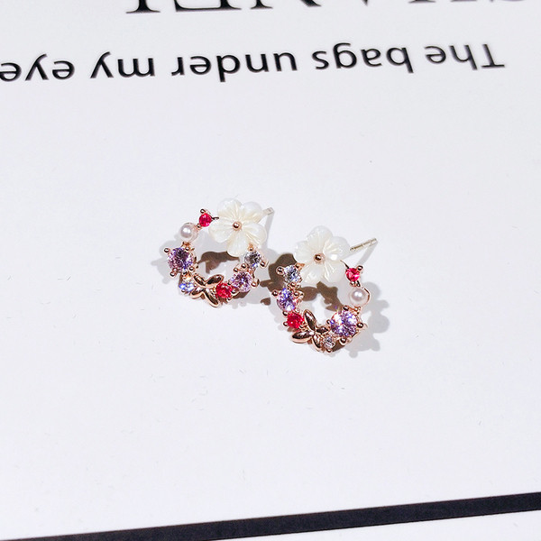 Kis női kerek fülbevaló virágos elemekkel