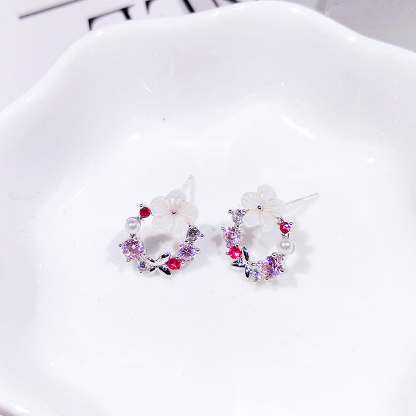 Kis női kerek fülbevaló virágos elemekkel