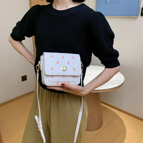 Eko bőrből készült alkalmi női kistáska, hosszú füllel