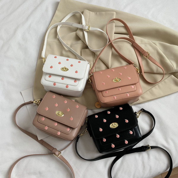 Eko bőrből készült alkalmi női kistáska, hosszú füllel