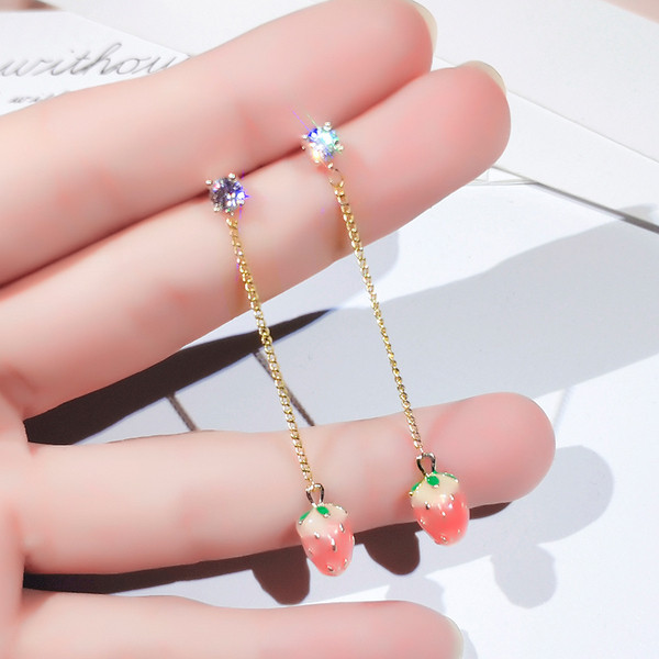 Moderni sieviešu auskari ar zemeņu kulonu