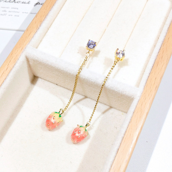 Moderni sieviešu auskari ar zemeņu kulonu