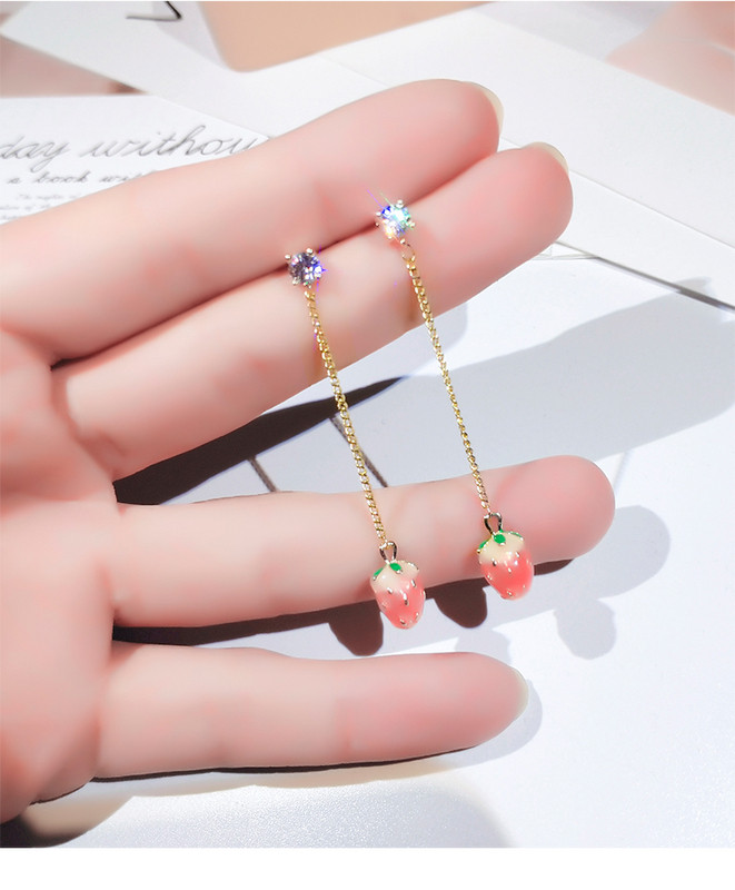 Moderni sieviešu auskari ar zemeņu kulonu