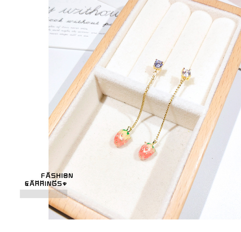 Moderni sieviešu auskari ar zemeņu kulonu