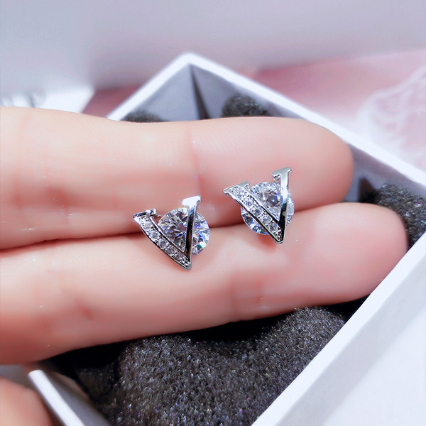 Elegantsed naiste kivide ja kirjaga kõrvarõngad