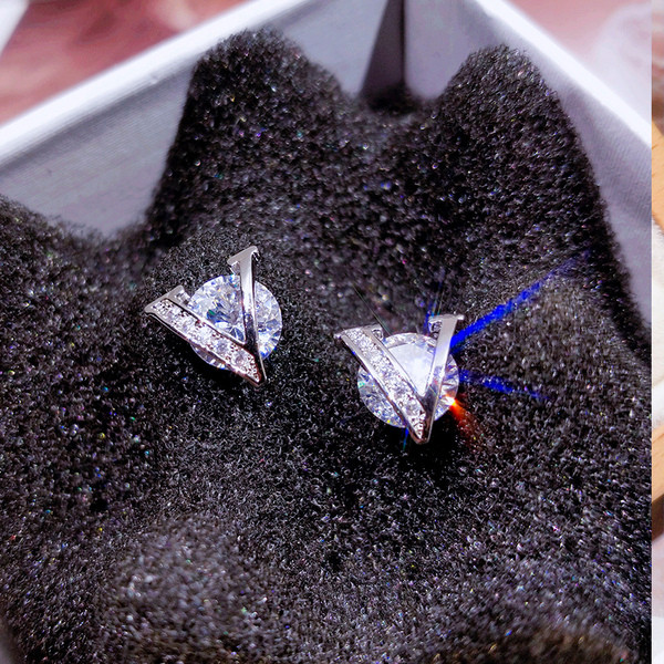 Elegantsed naiste kivide ja kirjaga kõrvarõngad