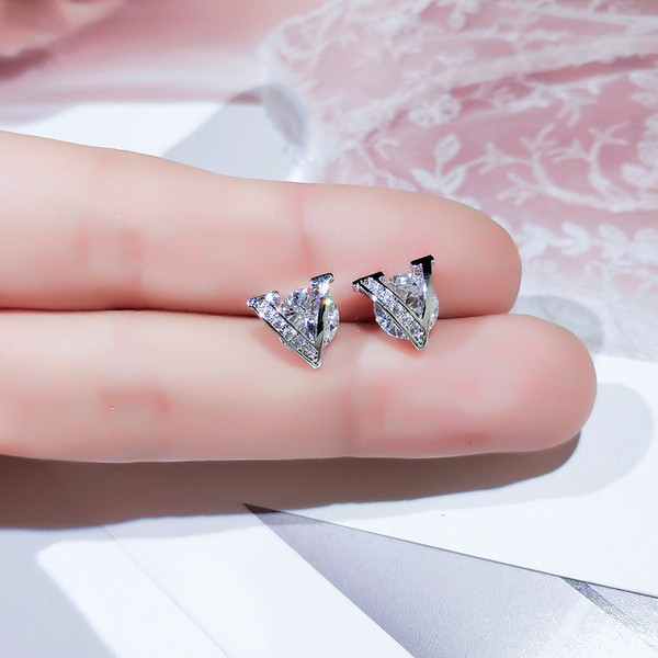 Elegantsed naiste kivide ja kirjaga kõrvarõngad