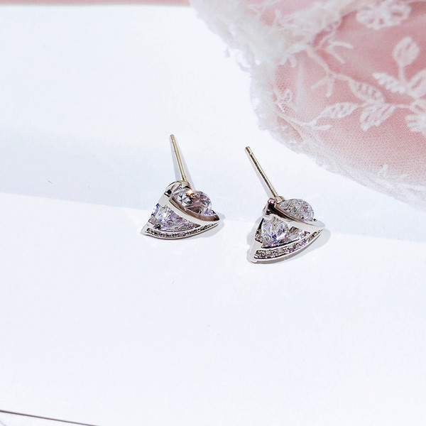 Elegantsed naiste kivide ja kirjaga kõrvarõngad