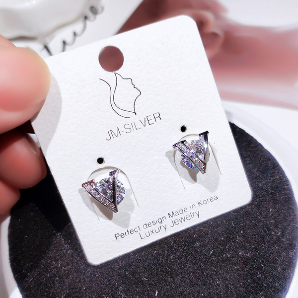 Elegantsed naiste kivide ja kirjaga kõrvarõngad