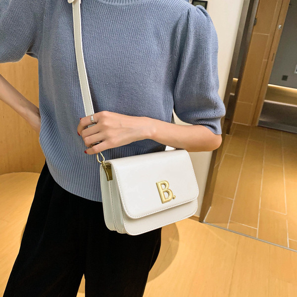 Napi női táska sima modell csattal