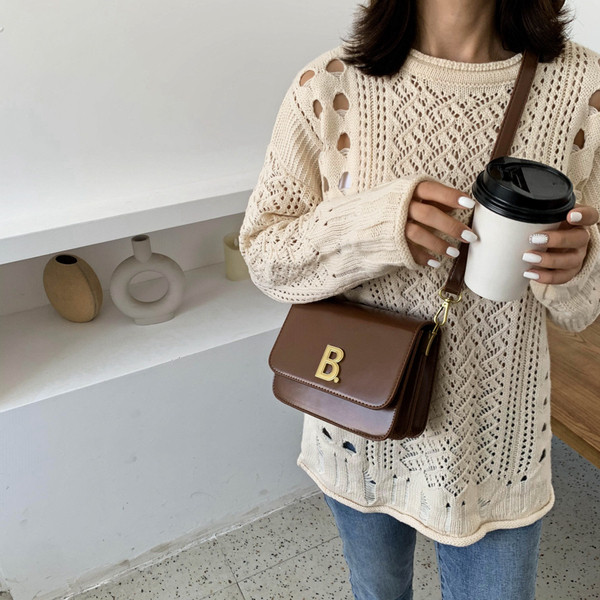 Napi női táska sima modell csattal