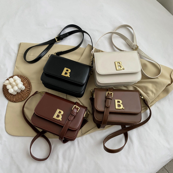 Napi női táska sima modell csattal