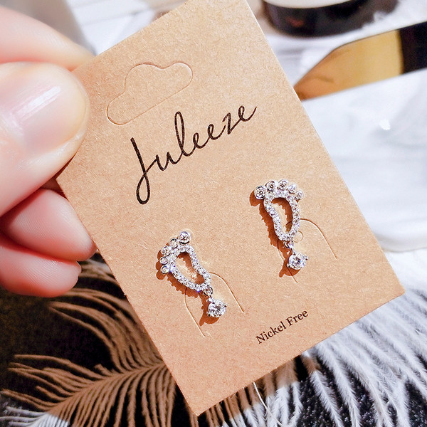 Ikdienas sieviešu auskari pēdas formā