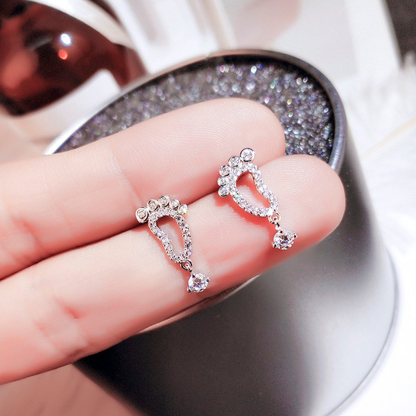 Ikdienas sieviešu auskari pēdas formā