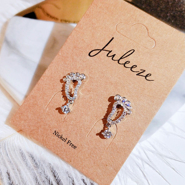 Ikdienas sieviešu auskari pēdas formā