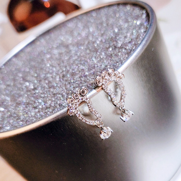 Ikdienas sieviešu auskari pēdas formā