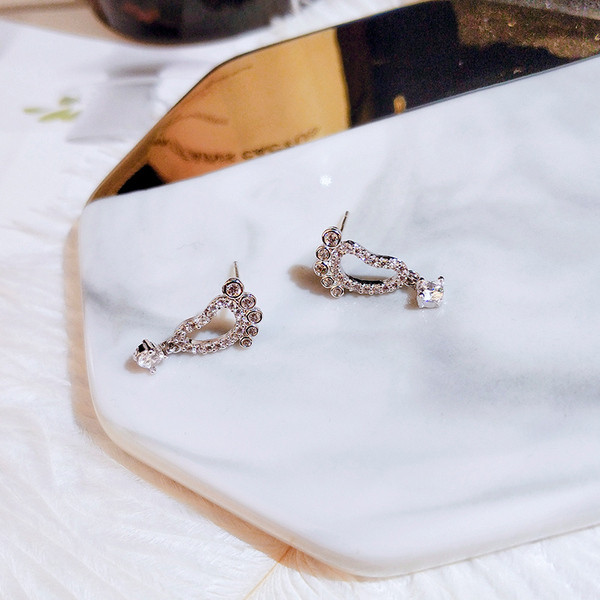 Ikdienas sieviešu auskari pēdas formā