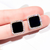 Elegantsed mustad ruudukujulised kivikestega kõrvarõngad