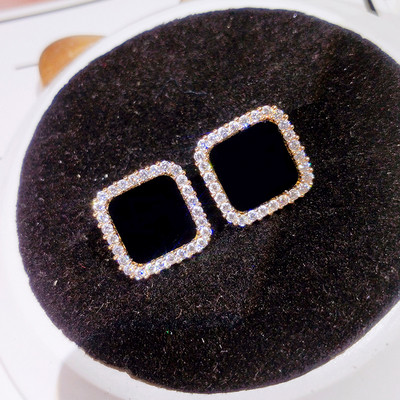 Elegantsed mustad ruudukujulised kivikestega kõrvarõngad