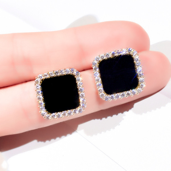 Elegantsed mustad ruudukujulised kivikestega kõrvarõngad