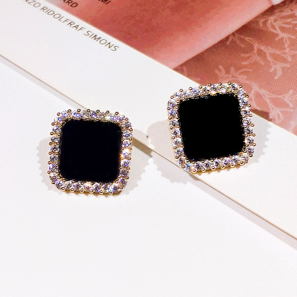 Elegantsed mustad ruudukujulised kivikestega kõrvarõngad