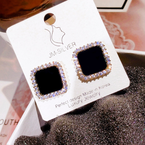 Elegantsed mustad ruudukujulised kivikestega kõrvarõngad