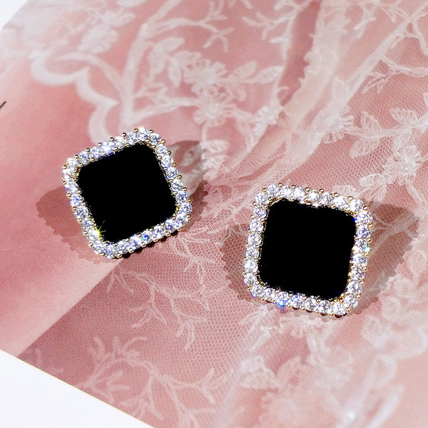 Elegantsed mustad ruudukujulised kivikestega kõrvarõngad