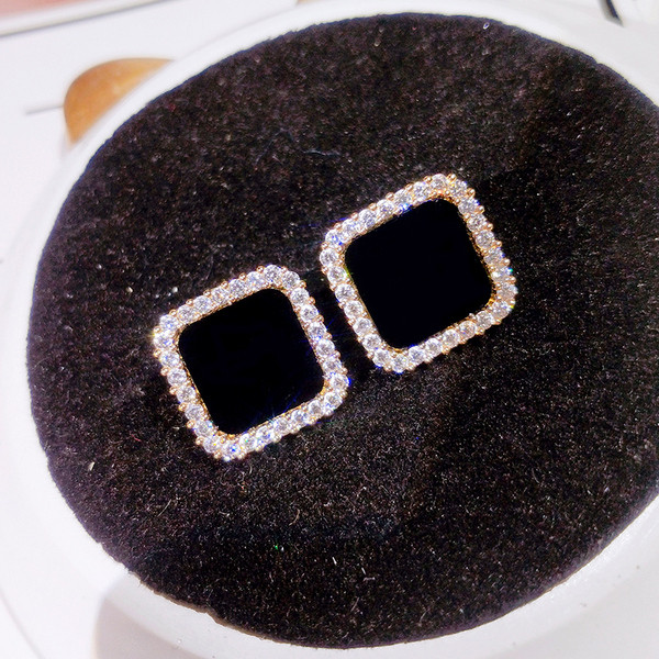 Elegantsed mustad ruudukujulised kivikestega kõrvarõngad