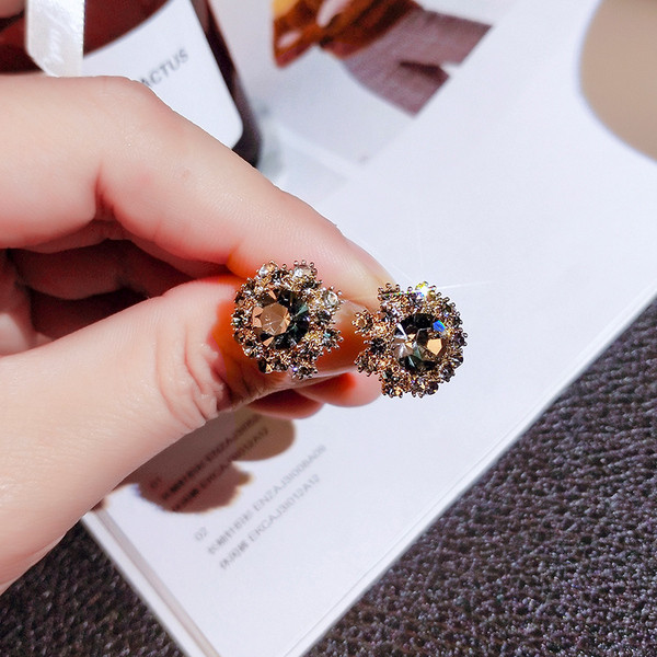 Elegáns női arany fülbevaló színes kővel, virág alakú