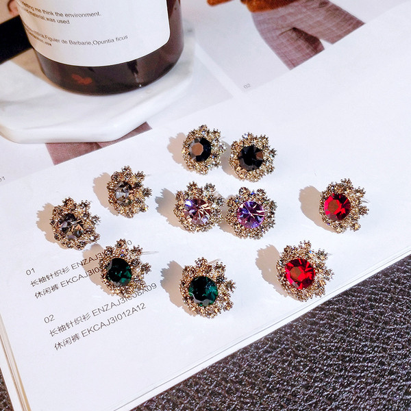 Elegáns női arany fülbevaló színes kővel, virág alakú