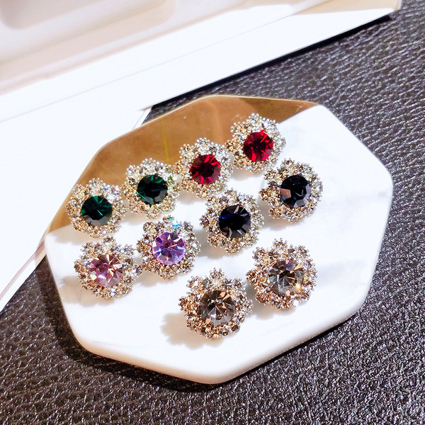 Elegáns női arany fülbevaló színes kővel, virág alakú